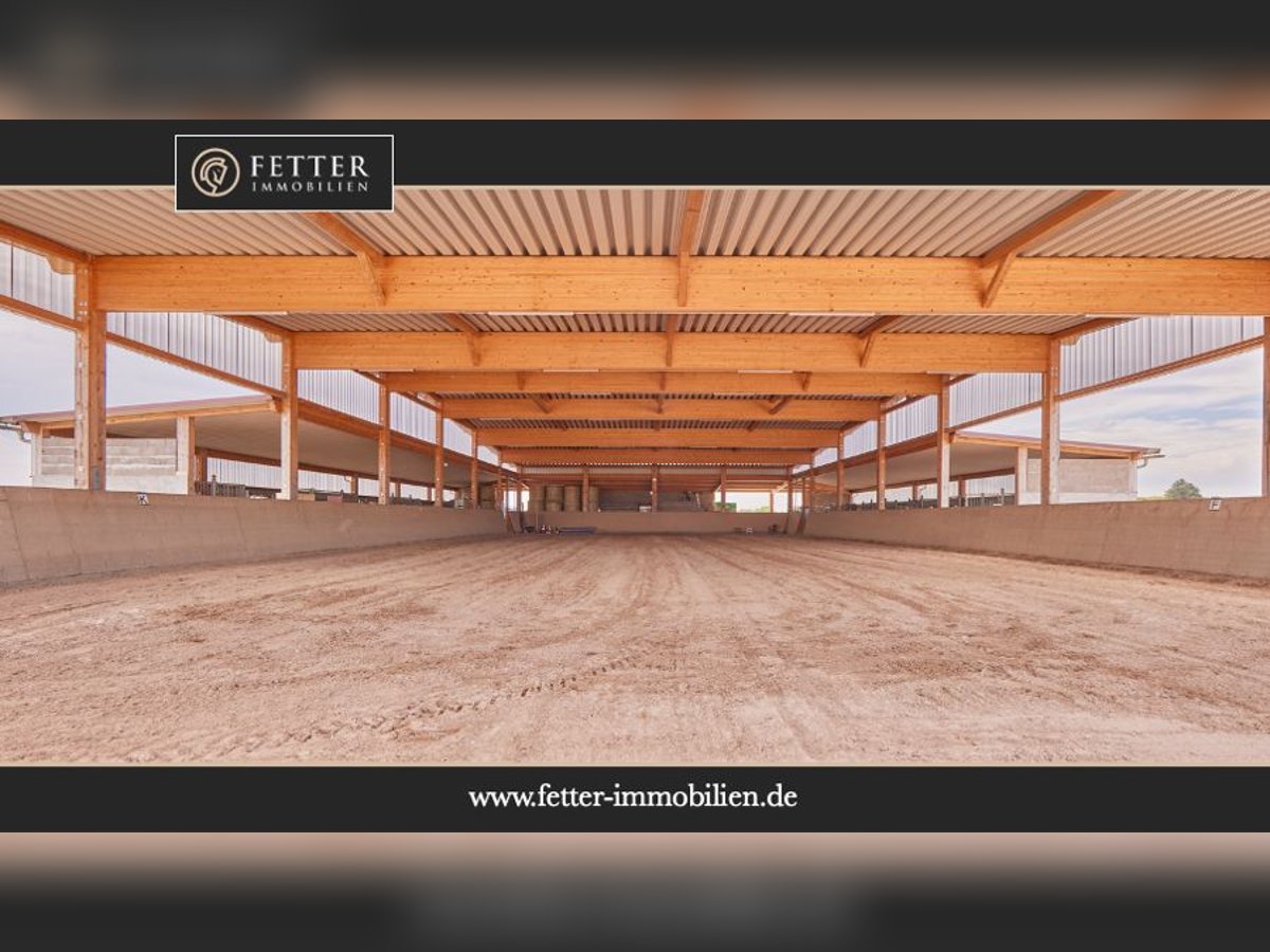 Neuwertige Reitanlage aus 2021 – Tolle Aussichtslage mit vielfältigen Trainingsbedingungen!