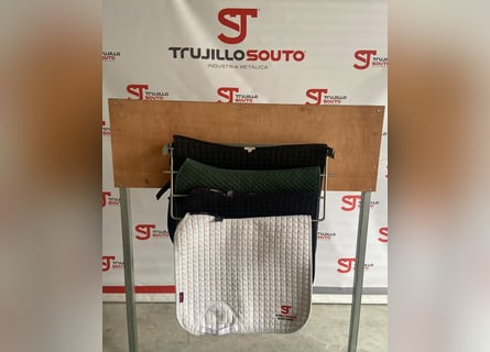 Crochet pour tapis de selle