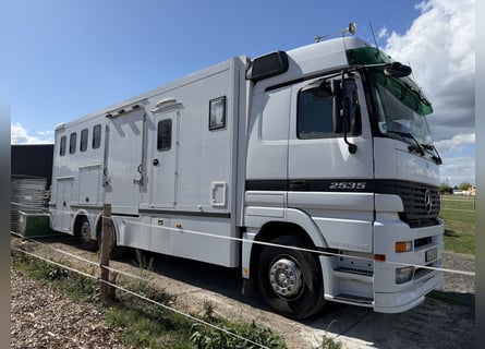 Mercedes Actros Transporteur pour chevaux, capacité de 6 chevaux, avec espace de vie