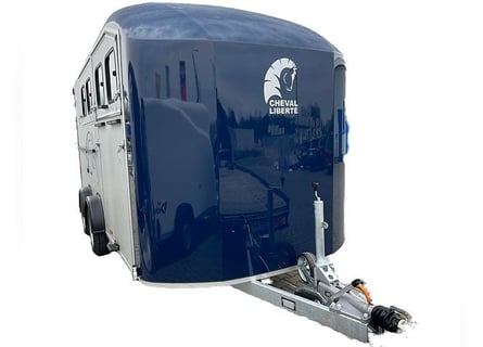 Remorque Cheval Liberté Maxi 4 – avec rampe latérale et sellerie intégrée