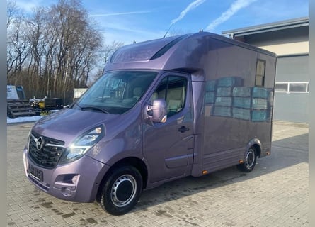 Transportista de caballos Opel Movano de 3,5 toneladas, con 2 plazas, matrícula 2021