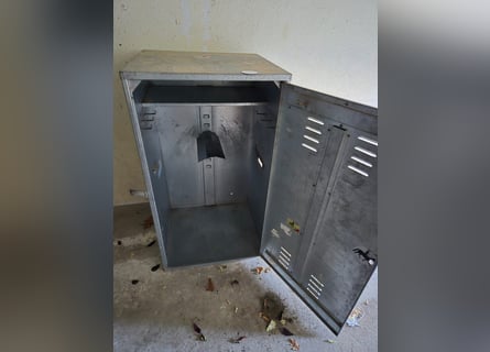 2 Sattelschränke, metall, stapelbar