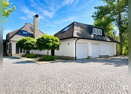 Exclusive estate with private equestrian facilities on a spacious property of approximately 24,000 m