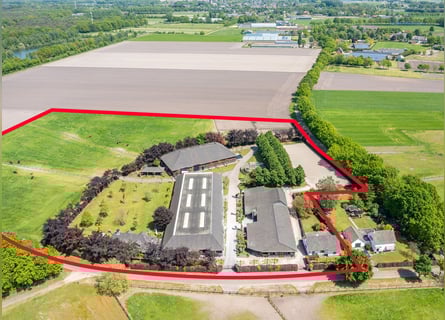 Kapelstraat 12-14, Leende  
Beautiful, fully equipped equestrian property