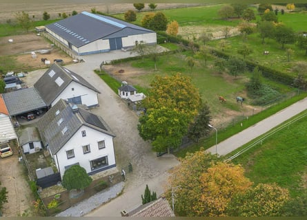 COMPACT EQUESTRIAN COMPLEX