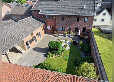 Großzügiger Dreiseithof mit Reitanlage