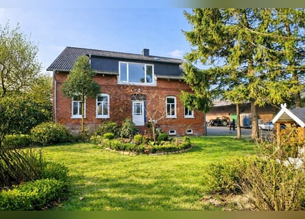 Kernsanierter Resthof mit 3 Ha Eigenland, Reitplatz und Halle