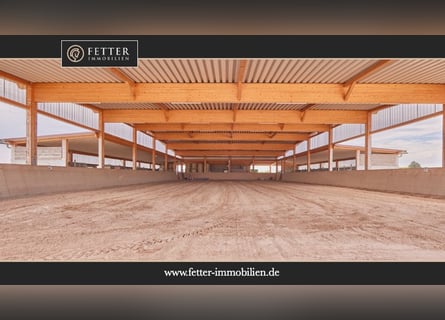 Neuwertige Reitanlage aus 2021 – Tolle Aussichtslage mit vielfältigen Trainingsbedingungen!