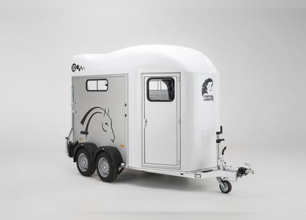 Cheval Liberté Gold 3-Pferdeanhänger für zwei Pferde mit Pullman 2-Aufhängung
