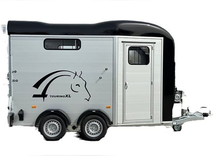 Pferdeanhänger Liberté Touring Country XL mit Vorderrampe und Sattelkammer