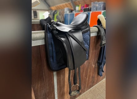 Neuwertiger Dressursattel Otto Schumacher Solution C zu verkaufen!