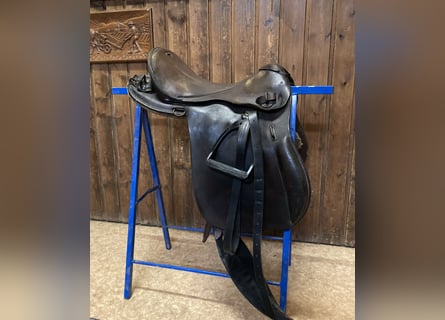 Bocksattel - Kavallerie Armeesattel - Wehrmacht englischer Sattel zu verkaufen