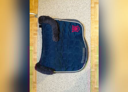 Mattes samt LammfellSchabracke blau dr wb