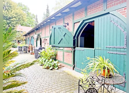 Vierspänner zu Hause: 7 ha Pferdeanwesen mit 4 Boxen, Platz für 4 Kutschen, Weiden, Wald & See inkl.