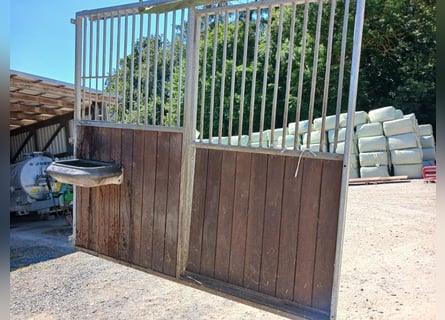 Gut erhaltene Boxenwände aus Bongossi-Holz verzinkt