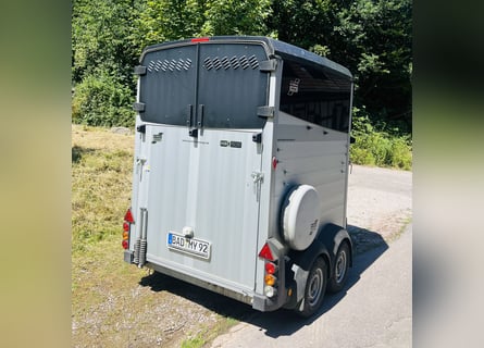Ifor Williams HBX 506 z wejściem z przodu, 2,6 tony