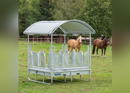 MD Kellfri Heuraufe mit Dach und geschlossenen Palisadenelementen für Pferde