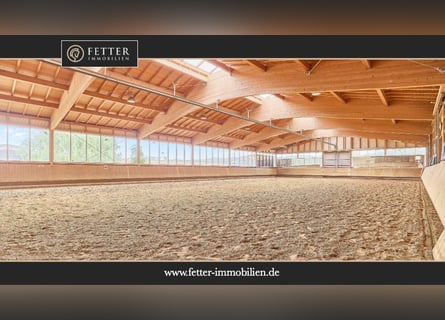 Reitanlage in Bayern mit historischem Wohnhaus und gepflegten Trainingsbedingungen!