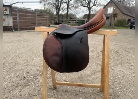 Butet jumping saddle semi-deep seat 17,5 inch