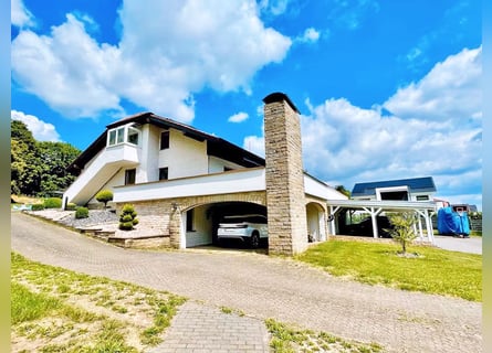 Das Anwesen befindet sich in Osthessen, im Landkreis Fulda, in der Gemeinde Hosenfeld