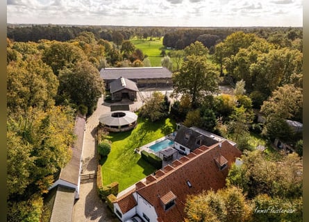 Unieke trainingsstal met prachtige villa op ca. 1 ha te Halle-Zoersel (Mogelijkheid tot aankoop extr