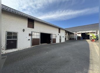 Ancien corps de ferme en carré avec installation équestre