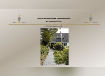 Maison avec écurie, rond de longe et manège, située dans un quartier calme en périphérie du village