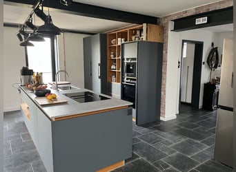 Propriété équestre privée - entièrement rénovée avec manège, grand paddock extérieur et prairies. To