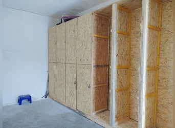 Box de pension pour chevaux, pension équestre, manège couvert