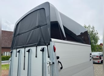 Humbaur Pferdeanhänger Xanthos Aero 2400 2,4t Sattelkammer 100km/h Black