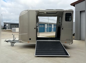 Remorque pour chevaux avec 2 rampes, climatisation dans la cabine, autonome grâce à l'énergie solair