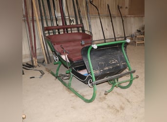 Calèche ancienne pour chevaux, voiture à cheval, décor historique, traîneau antique