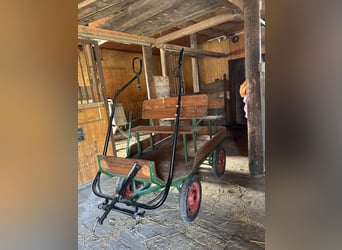 Carrosse en bois fait maison pour poney