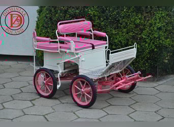Pony carriage type 122  
Weight: 88 kg  
Track width: 90 cm  
Wheels: 12" x 12"