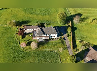 Exclusiva instalación ecuestre en Sauerland | Casa de campo, apartamentos turísticos, pista cubierta