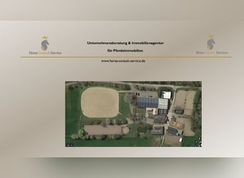 Gran instalación ecuestre cerca de Kiel con una ubicación excelente, varias viviendas y múltiples po