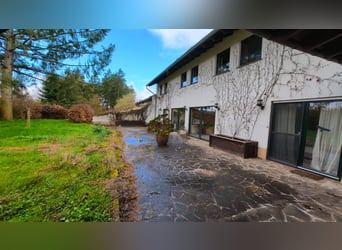 Libertad en 17 hectáreas: Amplia finca en ubicación aislada con pista de equitación, piscina y reser