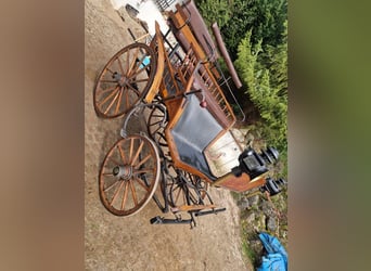 Antike historische Kutsche Linzer Wagen Holz Zweispänner