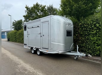 Remolque de transporte de caballos para 2 caballos con rampa lateral y vivienda.
