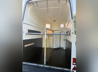 Remolque para caballos Humbaur Atis, de polietileno completo, con suelo de aluminio