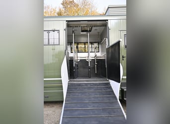 Camión de lujo Mercedes Atego 15/300 – para 5 caballos, con compartimento abatible y elevable