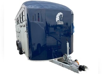 Remolque para caballos Liberté Maxi 4 – con rampa lateral y arnés integrado