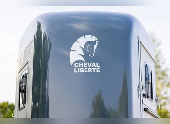 Remolque para caballos Liberté Touring Country XL con rampa frontal y tapicería