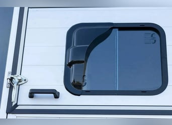 Remolque para caballos Liberté Touring Country XL con rampa frontal y tapicería