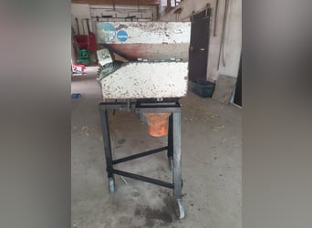 Trituradora de avena Haferboy en soporte con rodillos y cable de 8 metros de longitud (alta tensión)