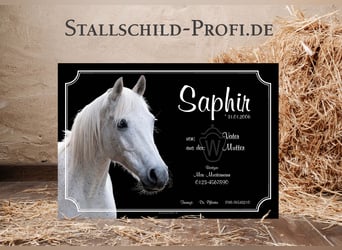 Your personalized stable nameplate for your horse – design it yourself or have it crafted by a profe
