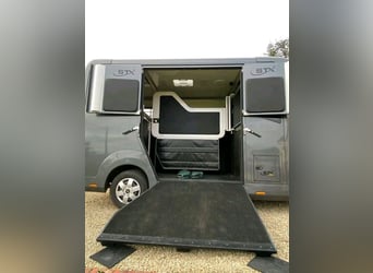 Light commercial truck STX with space for 2 horses, 5-seat cab.