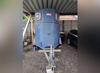 Body horse trailer with tack room