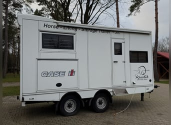 Four-horse trailer with living quarters