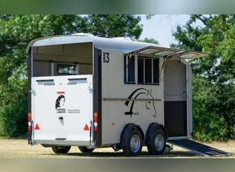 Liberty Maxi 3 Horse Trailer – with tack storage and side ramp